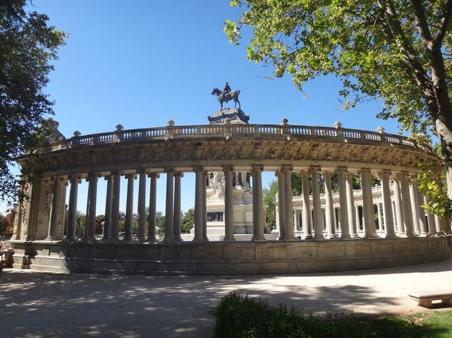 ちょっと、公園でまたお散歩。快晴の空と建造物が<br />映えるね。美しい風景です。