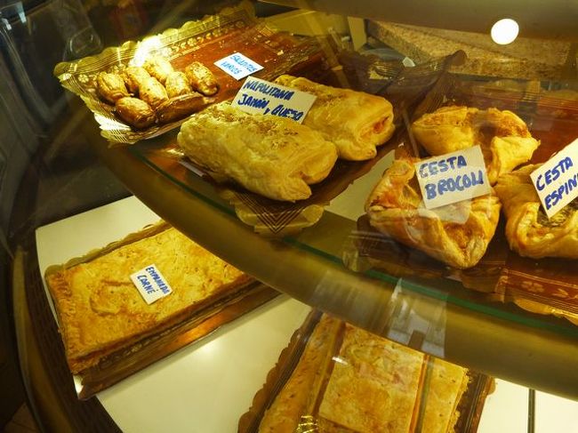 パン屋に行ってみた。でかいよ。すべてが<br />迫力負けして、店を出る。（ひやかしかい！）