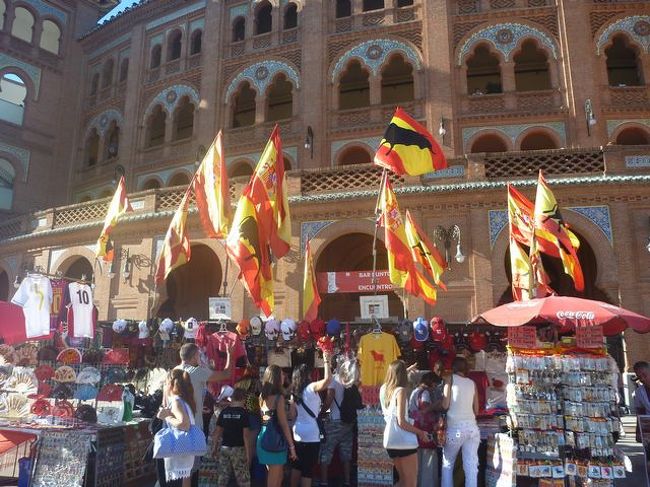 盛り上がってます！お土産も牛グッツだらけ