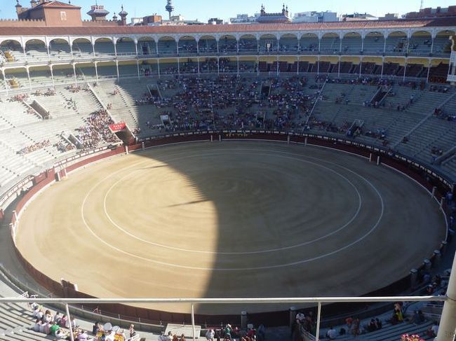 上からみると、遠いけど全体を見渡せていいですね〜<br />前の方は５０００円〜１０，０００円位の席もあった。