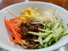 永和豆漿(Yong He Dou Jiang)


チョンノンシー駅前の中華料理店。
小籠包がイチオシの店ですが、今日は朝から食べていないのでごはんものがいい。
ということで、ジャージャー麺(80B)
以前はイマイチ…と思ったジャージャー麺ですが、今日は何となくおいしい。うどんのような麺と八角強めの肉餡です。


68 Narathivasrajchanakarin Rd., Silom, Bangrak, Bangkok 10500
Tel : 02-635-0003 , 02-635-0004
Open 11.00 AM - 22.00 PM
http://sukanyayonghe.com/en.html


ここからはぐったり疲れてタクシーで帰宅。タクシーに乗って1分で雨が降り出しました。
乾期ですが時々雨に見舞われるマンゴーレインの季節になりました。