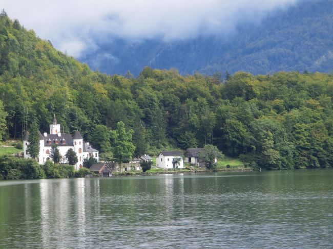 船内はスーツケース持ち込みの韓国の旅行者が多く大変混雑。<br /><br />デッキには鍵がかかっていて出れませんね！<br />ドイツ人の女性が席を空けてくれて、私だけ何とか座れました。<br />スーツケースが通路を占領して、移動も大変です。<br /><br />動き出すと前の席の韓国の方が、私とどっこいの英語で「日本からですか？」と話しかけてきました。<br />親子３人のツアー参加の旅で、嬉しそうなお母さん。<br /><br />韓国に行った事は？何処に？と質問攻めです。<br />私達はクルーズで済州島に行った事。<br />息子はＩ月にソウル大学に行った事などを話しましたが、<br />乗船時間は短かく、日本へ行った事は？とは聞きそびれてしまった。<br /><br />お母さんとは対照的に、学生らしき子供さんたちは、しらけた表情。<br />どこの国でも同じように、おばさんは、話好き！<br /><br />