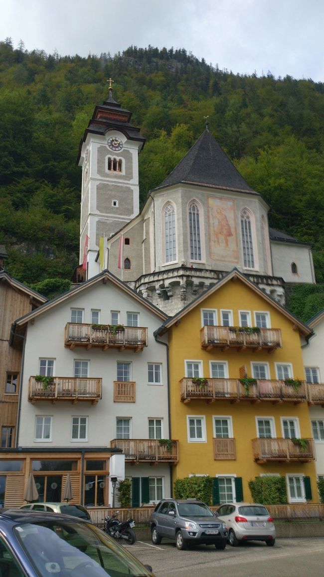 船着き場前のホテル・ヘリテージとカトリック教会。<br /><br />撮影スポットのある東へ。