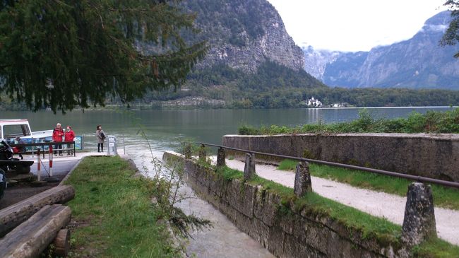 船着き場の右手に木の丸太のベンチがありしばし湖を眺める。<br /><br />ぼんやりと眺めている・・・至福の時間。