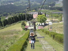 霧島神話の里公園です。
まずは、ロードトレインで山の中腹まで行って、
リフトに乗って山の上まで登ります。
