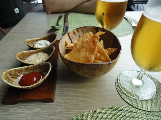 ビールを注文するとタコスが付いて来ました。