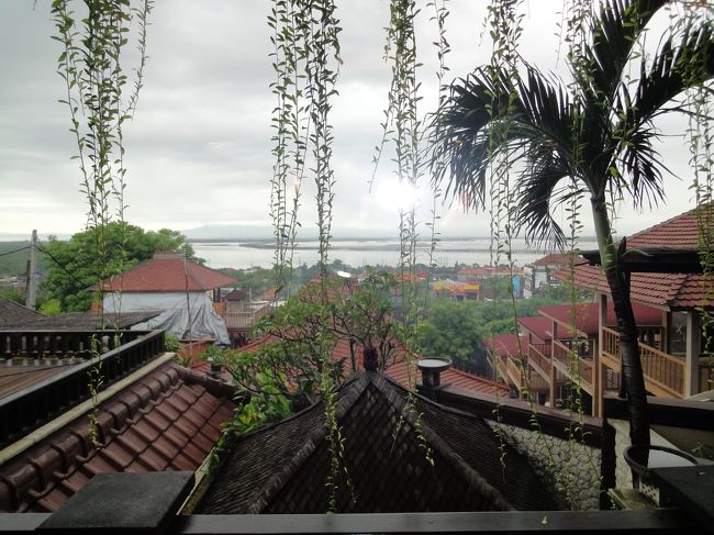 海が見える高台に建っています。支払はルピアでもドルでもOKでした。