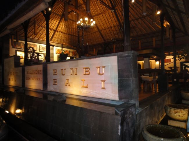 この日の晩御飯は人気のブンブ・バリへ。The Amertaの車で送って貰いました。ホテルから予約してもらっていてよかったです。後から来た客が何組も断られていました。