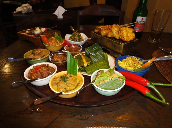 奥はサテーで小鉢は色々なお肉の煮込みのようなカレーのような料理でした。美味しかったのですが、全体的に味が似ていました。