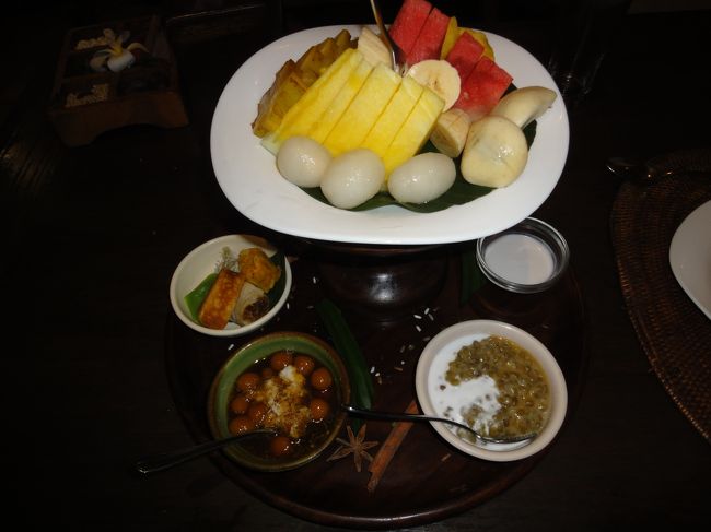 デザートは、フルーツとお餅のようなお菓子でした。