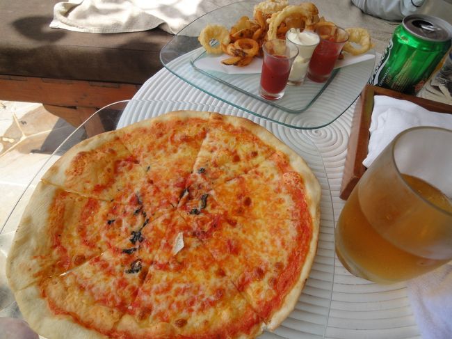ランチは、プールサイドでピザとボテトフライにオニオンフライ、それにビールです。