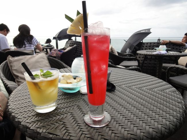 西陽が強く頼めばパラソルを貸して貰えます。食事の時間が近かったので飲物だけ頼みました。