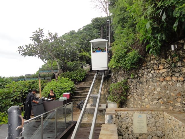 リフトでバーの入口まで降ります。左がバーの受付。リフトの乗場から名前や宿泊客であることの連絡がきていました。