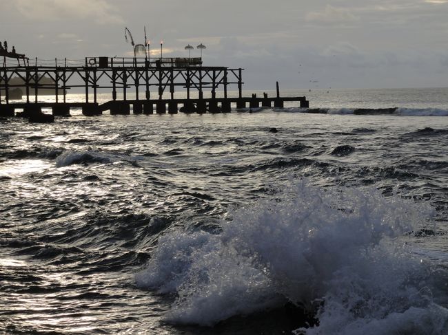 桟橋のようなところにあるのは二人だけでロマンティック・ディナーができる場所。今日は予約が入っているみたいです。