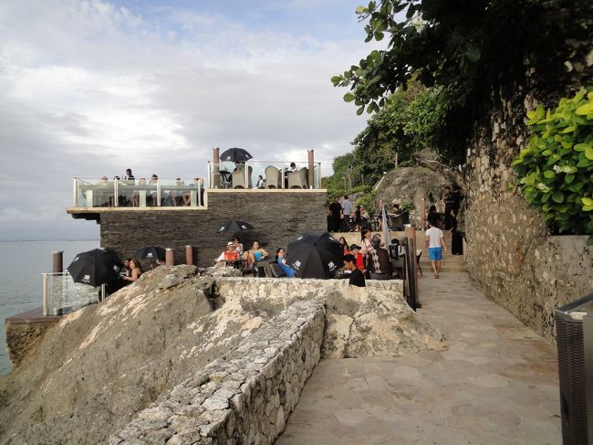 奥に見えるメインのデッキに行きたかったのですが、混んでいて無理でした。