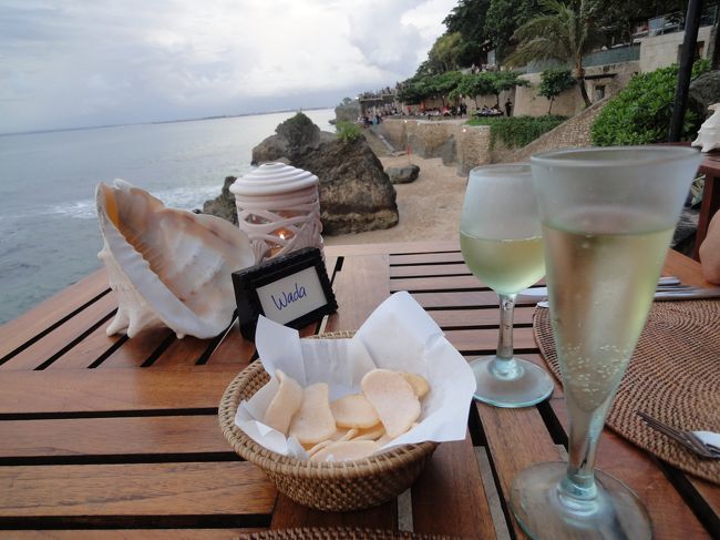 白ワインとスパークリング・ワインを頼みました。ホテルということもありましたが、バリはアルコールが高かったです。