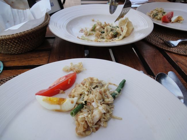 シーフードを注文すると、サラダやスープがセットになっています。