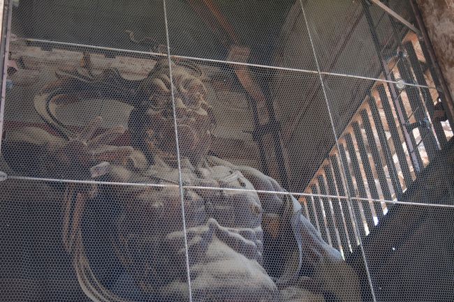 右側の吽形像、うんの方。<br /><br />えーとですね。これ、<br />あうんの右と左が実家にある<br />沖縄土産のシーサーと<br />比べるってのもなんですが、<br />逆なんですけどー。<br /><br />