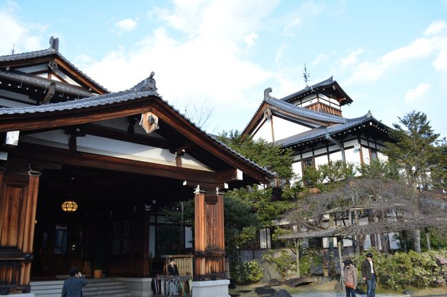 春日大社から100円で利用できる<br />ぐるっとバスに乗って<br />奈良ホテルにもイッてみました。<br /><br />奈良ホテルは、<br />明治42年「関西の迎賓館」として<br />奈良公園内に誕生。さすがの風格。<br />