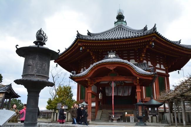 興福寺の朱色が鮮やかな南円堂。<br />普段は開扉しておらず<br />ご本尊の「四天王立像」を拝むことが<br />できるのは年に１度、10月17日のみ。<br /><br />奈良は、エブリデーＯＫよか<br />この日とかこの期間限定とか多いです。<br />京都もそーでしたっけ？<br />