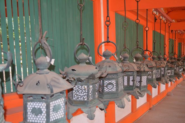 回廊をぐるりと回ります。釣燈籠。<br />