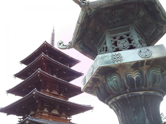 法隆寺の五重塔は、<br />我が国最古の五重塔。<br /><br />塔の中心部、地震に強い「心柱」は<br />スカイツリー完成の頃、<br />テレビでよく見聞きした〜。