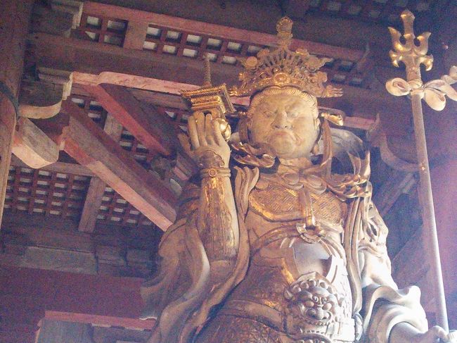 大仏さん横にある<br />四天王・多聞天像もかなりの迫力。