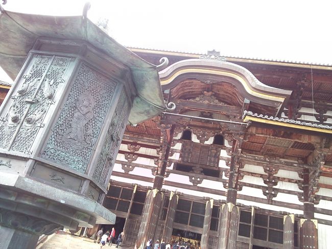 大仏殿の正面にある<br />金銅八角燈籠（国宝）。