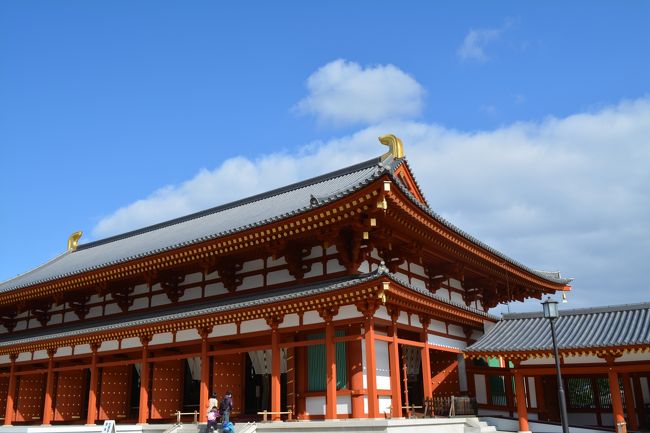 さて、薬師寺・大講堂は<br />現代の技法も取り入れた伝統工法の<br />復元建築で最大級の建物。<br />