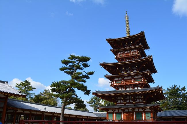 薬師寺・西塔。<br />東塔より先に昭和56年に復興完了。<br />青とか赤とか鮮やかな色。<br /><br /><br /><br />