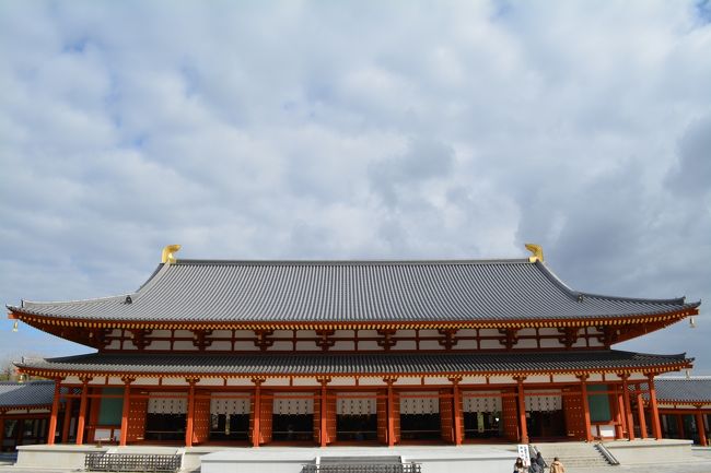 大講堂を正面から。でか〜。<br />本尊は重要文化財の銅造三尊像。<br />本堂である金堂よりも大きいのは<br />古代伽藍の決まりだそう。