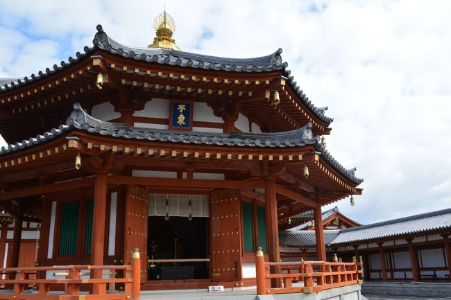 金堂から少し離れたところに<br />薬師寺・玄奘三蔵院伽藍。<br />玄奘三蔵「げんじょうさんぞう」は、<br />中国唐時代の僧侶。<br /><br />この時期、日本画家・平山郁夫の<br />大唐西域壁画が大公開中〜。<br />玄奘三蔵の旅をたどる壁画を<br />旅つながりでありがたく拝む。<br />