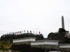 途中の石和温泉駅から、どっと人が乗ってきて、車内は大混雑。
何事かと思っているうちに、甲府駅に着いた。
着いて知ったのだが、この日は『信玄公祭り』最大の見せ場である『甲州軍団出陣』だったのだ。
駅構内も大混雑で、北口から迂回して甲府城跡へと向かった。
甲府城跡を訪れるのは3回目である。
以前訪れたときは、石垣が残るだけの寂しい所だったが、城壁や櫓、門などが復元されていた。
本丸跡には、武田二十四将の旗が翻っていた。