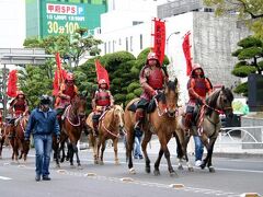 鍛冶曲輪門で写真を撮っていたら、背後から蹄の音が聞こえて来たので、振り向くと、向こうから騎馬武者が近付いて来るのが見えた。
通行止めの車道を悠々と歩む武田騎馬隊。
近代的な街の中を騎馬武者が進む不思議な光景だった。