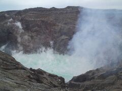 阿蘇山ロープウェー西駅では火山性ガスの濃度が高いため、火口に上がる阿蘇山公園道路とも閉鎖中でした。実は5年前の旅行の際も規制のため火口まで行けなかったので、またもやと思いましたが、しばらく待っていると風向きが変わったようで規制は解除、無事中岳火口まで来ました。
