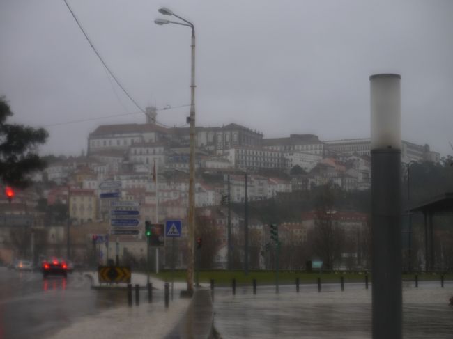 思ったより順調で予定より早く旧市街の観光が終了。<br />お昼を食べようかとも思ったけどまだちょっと早い。<br />それなら対岸の観光へ行ってみようとサンタ・クララ橋を渡る。<br />対岸が雨で靄っている。<br />