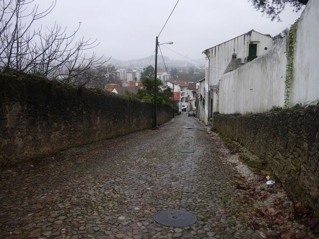 この坂を頑張って上ってきて着いたのが…