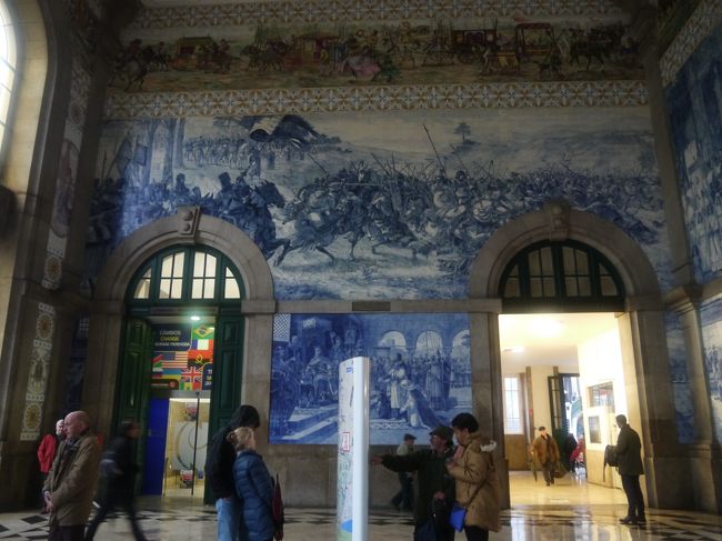 サン・ベント駅は、1916年に建築されたポルトの玄関口で鉄道マニアが選ぶ好きな駅ランキングに必ず入る駅。<br />アズレージョに描かれているのは19〜20世紀にかけて活躍したアズレージョ作家ジョルジェ・ゴラソの傑作でポルトガルの歴史的な場面や昔の暮らしの様子。<br />どれも貴重なものばかり。