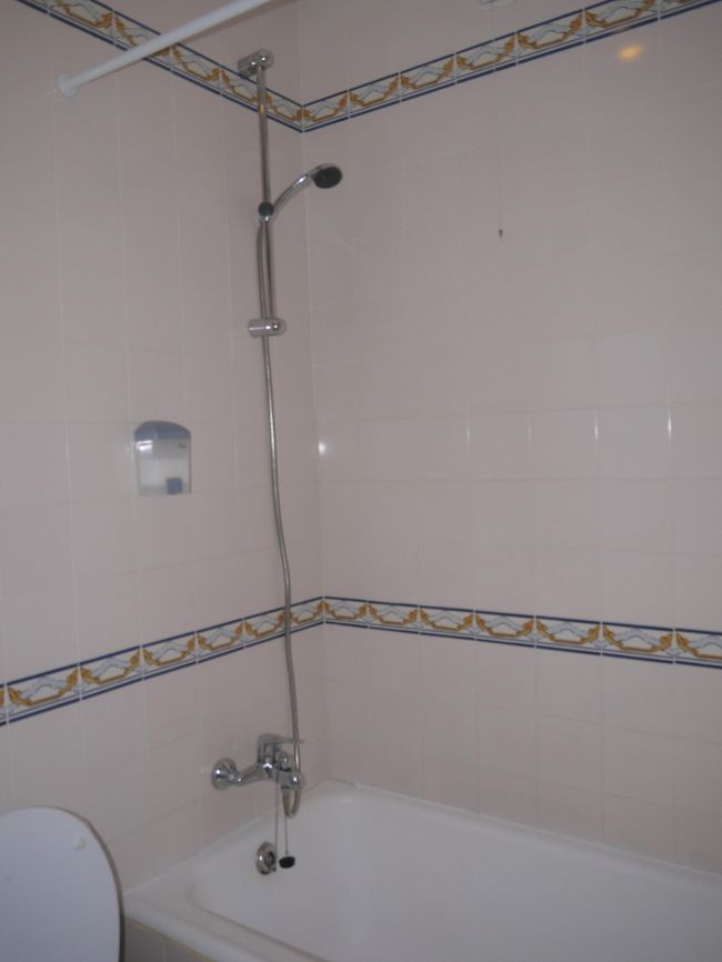 バスルームはかなり狭いけどバスタブ付き。<br />洗面台は女性2人は無理だと思う。