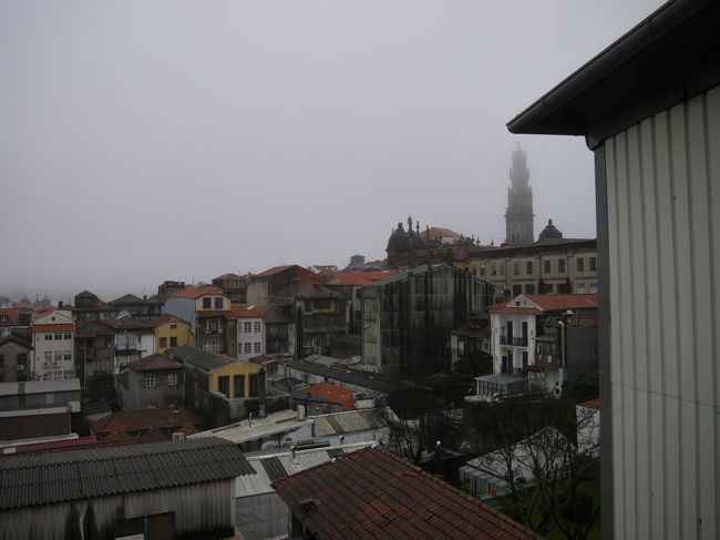 あの背の高い塔はグレリゴスの塔かな？<br />しかしずっとこのドアを開けとく訳にもいかない…。<br />連泊なら部屋を変えてもらうところだけど1泊だしまぁいいか。