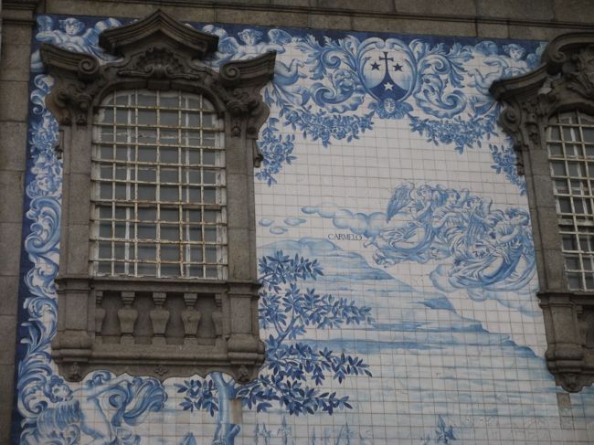 壁一面のアズレージョが綺麗。