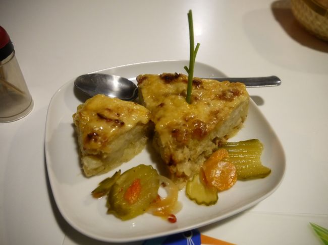 結局それにすることに。<br />それがこちら。<br />ジャガイモとチーズとバカリャウを混ぜてオーブンで焼いたものだと思う。<br />おいしい！<br />しかも量が一人旅にはうれしい量。<br />タパスっていい！