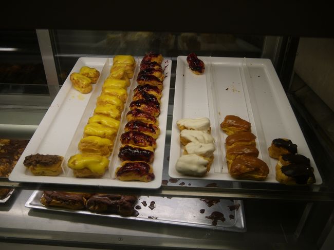 レストランでデザート食べてもよかったけど、お昼食べ損ねたボラ・デ・ベルリンがもしかしてあるかも？と再びLeitaria da Quinta do Pacoへ。<br />しかし…やはりない。<br />やっぱり売切れたらもう作らないんだ。<br />エクレアもおいしそうなので1つお買い上げ。<br />