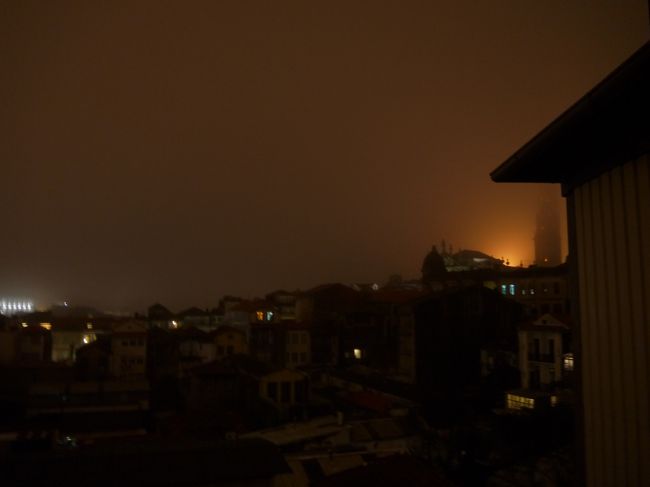 バルコニーから外を見るとグレリゴス教会の塔の方が明るい。<br />