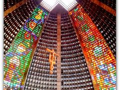 そのカテドラル・メトロポールの内部。


たぶん、世の中で一番モダンな教会の一つに数えられると思います。


天井からのランプはひとつもありません。自然光が頼りです。