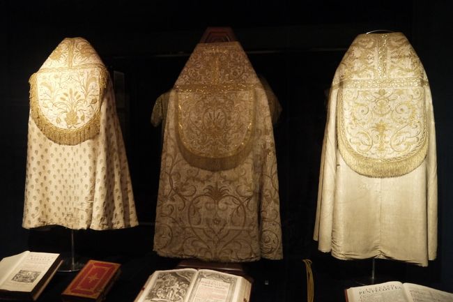 法衣も煌びやか。<br />