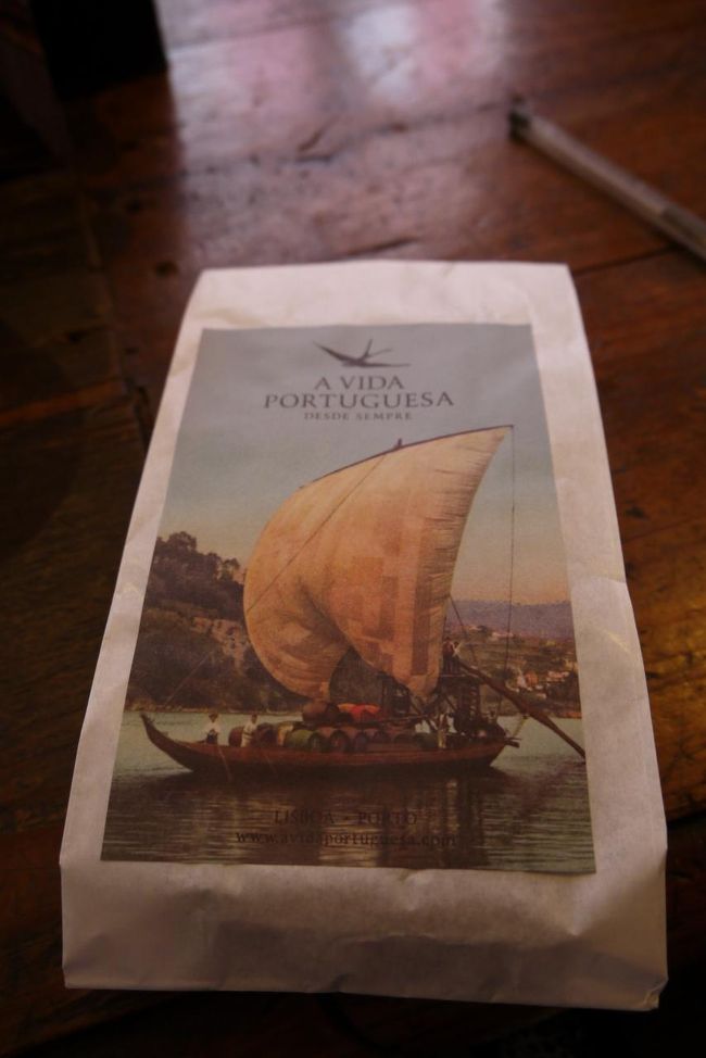 ショッピングバッグもレトロでかわいい。