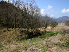 新府城跡北側の堀跡に着いた。
この城は、釜無川に面した七里岩という八ヶ岳の泥流による地形の上に築かれた天然の要害で、堀に突き出した鉄砲陣地など、斬新な構えとなっている。
最近の発掘調査や整備により、城跡の遺構が確認しやすくなったそうだ。
北側の堀跡には、出構（でがまえ）と呼ばれる堀に突き出した鉄砲陣地が東西二箇所あったそうだ。
写真に写っているのは、東出構の跡。