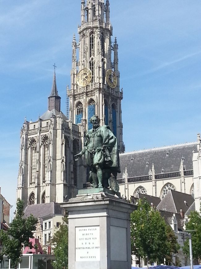 日本人にはなじみの深いノートルダム大聖堂。ネロとパトラッシュのグッズが販売されていました。