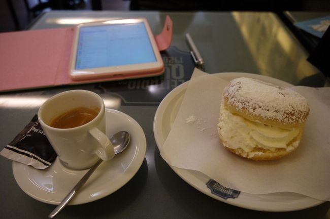 今日は無事get。<br />しかし朝ご飯食べ過ぎであんまりと言うか全くお腹空いてなかったので昨日のエクレアの方が美味しく感じた。<br />空腹が最高の調味料ってのは本当だな。<br />生クリームタップリで生地もふわふわで美味しかったんだけどね。<br />Wi-Fiのパスワードを店員さんに聞いたら教えてもらえた。<br />ポルトガルのお店は聞いたらどこも大体Wi-Fiがあった。<br />その点は日本より環境が整ってるかも。<br />ホテルはWi-Fiがなかったのでここでメールチェック。